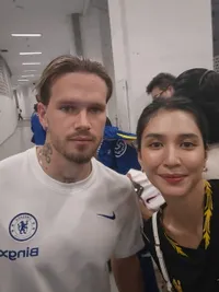 Mikha Tambayong Pamer Foto Bareng Pemain Chelsea FC di Jakarta