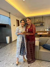 Millen Cyrus Pakai Kebaya Bali di Pernikahan Kakak Sarah Menzel
