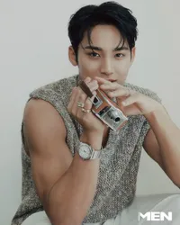 Mingyu SEVENTEEN Tampil Chic Dalam Balutan Perhiasan Bulgari di Majalah Men Noblesse Edisi Juli, Foto Bareng Model Wanita Bikin Salfok!