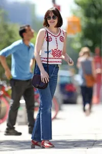 Modis Cantik, Gaya Dakota Johnson Saat Syuting 'HOW TO BE SINGLE'