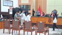 Momen 4 Terdakwa Penjarah Rumah Uya Kuya Menunduk Minta Maaf di Sidang