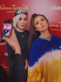 Momen Agnez Mo Ketemu Patung Lilin Dirinya di Madame Tussauds Singapura, Takjub Mirip Banget