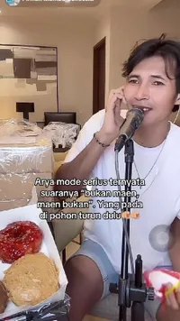 Momen Arya Khan Suami Pinkan Mambo Mode Serius, Pas Nyanyi Suaranya Gak Kalah Keren