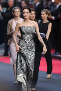 Momen Bahagia & Intim Angelina Jolie-Brad Pitt di Red Carpet 