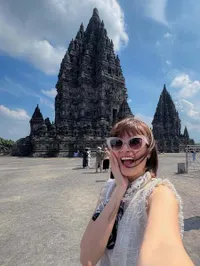 Momen Chika Jessica Ajak Ibu Liburan di Jogja, Kunjungi Candi Prambanan Meski Pakai Kursi Roda