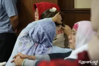 Momen Dokter Kamelia Pacar Ammar Zoni Kerokan di Ruang Sidang