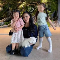 Momen Hangat Kris Dayanti Momong Ameena & Azzura