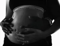 Momen Hangat Saat Khloe Kardashian Umumkan Kehamilan ke Keluarga