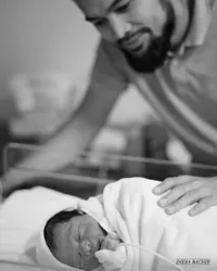 Momen Hitam dan Putih Kelahiran Anak Ketiga Shireen Sungkar