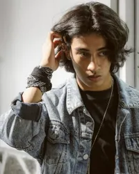 Momen Jadi Imam Disorot, 8 Potret Abidzar Putra Mendiang Ustaz Jefri yang Penampilannya Sempat Dicibir: Penampilan Rocker Hati Surgawi