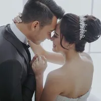 Momen Jelang Resepsi, Eza Gionino & Istri Fitting Baju Pengantin