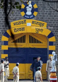 Momen Kebebasan Sanjay Dutt Dari Penjara, Penuh Haru Peluk Anak!