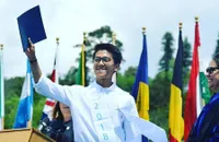 Momen Kelulusan Iqbaal Ramadhan Dibanjiri Pelukan Bangga Keluarga