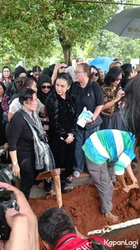 Momen Kris Dayanti dan Yuni Shara Hadiri Pemakaman Manajer yang Telah Bekerja Puluhan Tahun