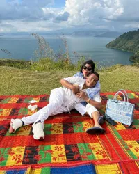 Momen Langka, 8 Potret Hotman Paris Pamer Foto Mesra Bareng Istri Tercinta - Netizen: Perempuan Paling Sabar