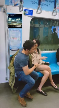 Momen Manis Ariel NOAH Lepas Jaket & Tutupi Kaki Niken Anjani di MRT