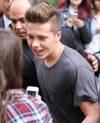 Momen Manis Brooklyn Beckham Peluk Mesra 'Pacar Baru' Saat Kencan