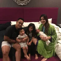 Momen Manis Mikhayla Ngemong Kedua Adiknya, Penuh Kasih Sayang