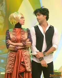Momen Manis Saat Shaheer Genggam Tangan Nabila, Mesra!