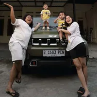 Momen Marshel Widianto Hadiahkan Mobil untuk Sang Istri, Anak-anaknya Ikutan Happy