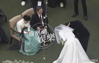 Momen Mengharukan, Song Song Couple Berpelukan Dengan Mertua