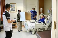 Momen Menyentuh Ibu Ani Yudhoyono Nyoblos di Atas Ranjang RS