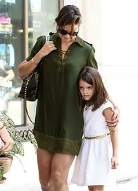 Kemesraan Katie Holmes & Suri Cruise, Dari Dandan Hingga Liburan