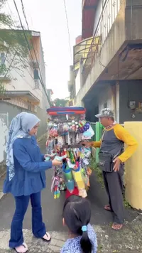 Momen Moana Beli Mainan Abang-Abang Keliling, Ditemani Ria Ricis