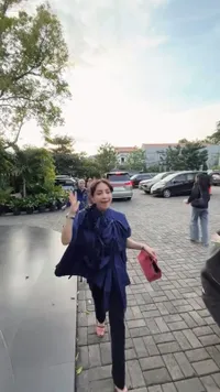 Momen Nagita Slavina cs Grebek Mobil Ayu Dewi, Mewah - Bisa Piknik Berjalan