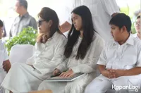 Momen Nia Ramadhani Ikut Nyanyi Lagu Rohani di Pemakaman Nenek, Ardi Bakrie Beri Penjelasan