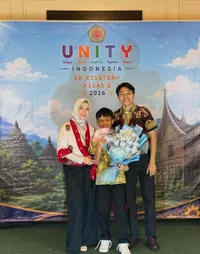 Momen Anak Okie Agustina Lulus SD, Tulis Surat Cinta Buat Ibu Tercinta
