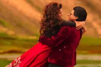 Momen Pelukan Mesra SRK & Kajol di Tengah Pesona Alam Super Indah