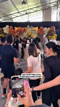 Momen Perayaan Ulang Tahun Jenita Janet di Lapangan Padel, Dapat Hadiah Tak Terduga dari Suami