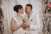 Momen Pertunangan Vicky Prasetyo - Anggia Chan, Putih Romantis