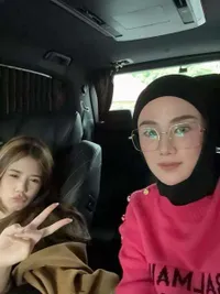 Momen Quality Time Mulan Jameela Bareng Ahmad Dhani dan Safeea, Sempatkan Mlipir Beli Nasi Rames