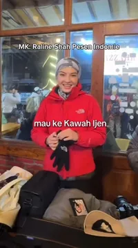 Momen Raline Shah Pesen Mie Instan di Kawah Ijen, Dejavu Film 5 CM