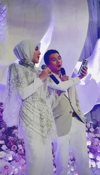 Momen Reino Barack Nyanyi di Ultah Syahrini, Suaranya Curi Perhatian