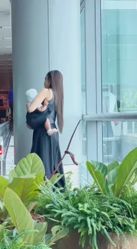 Momen Rizky Febian Perlihatkan Mahalini Gendong Selina, Aura Keibuannya Terpancar Jelas