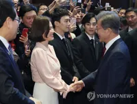 Momen Song Hye Kyo Bareng Presiden Korea & EXO-CBX, Pukul Gong!
