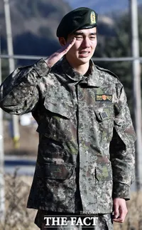 Momen Tangis Haru Sambut Kepulangan Wajib Militer Yoo Seung Ho