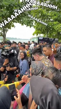 Momen Verrell Bramasta Jajanin Mainan ke Warga dan Anak-Anak, Gerobaknya Hampir Roboh Langsung Diganti