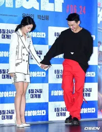 Momen Yoo Ah In dan Park Shin Hye Bergandengan Tangan Malu-Malu, Bikin Gemas yang Lihat!