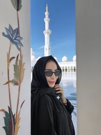 Momo Eks Geisha Foto di Masjid Sheikh Zayed Abu Dhabi, Netizen: Vibes Bu Hajah