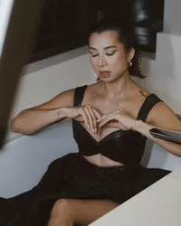 Mother of 4, Jennifer Bachdim Bagikan Momen Menggemaskan di Balik Sesi Foto Glamornya - Menyusui Si Bungsu Saat Makeup!