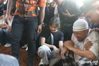 Mpok Alpa Dimakamkan, Suami Sempat Drop Parah Hingga Dibimbing Syahadat