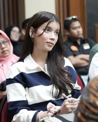 Mulai Kuliah, 10 Potret Gaya Sabrina Chairunnisa yang Selalu Fashionable - Serasa Maba S1 Padahal S3