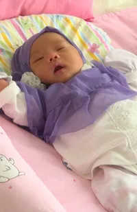 Mungil dan Cantik, Bayi Oki Setiana Dewi Berhijab Saat Aqiqah!