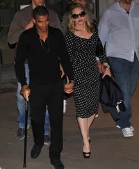 Madonna Buka Bra Saat Konser