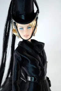 Madonna Diabadikan Dengan Boneka
