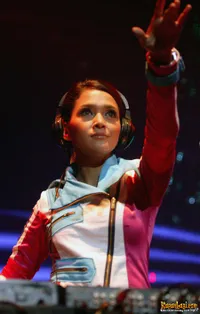 Maia Estianty di Konser Far East Movement